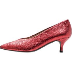 Toral Czółenka rojo. Czerwone buty ślubne damskie Toral, z materiału. W wyprzedaży za 407,20 zł.