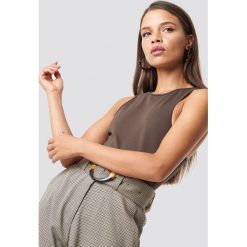 NA-KD Trend Dopasowany top bez rękawów - Brown. Brązowe topy damskie marki NA-KD Trend, bez wzorów, z materiału, bez kołnierzyka. Za 80,95 zł.
