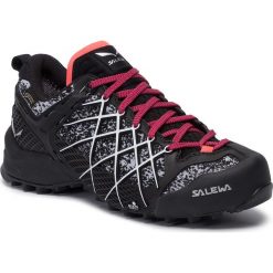 Trekkingi SALEWA - Wildfire Gtx GORE-TEX 63488-0905 Black/White. Czarne półbuty damskie Salewa, bez wzorów, z tworzywa sztucznego, bez obcasa, bez zapięcia. W wyprzedaży za 669,00 zł.