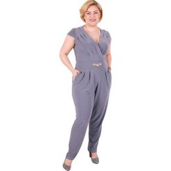 Elegancki wizytowy kombinezon z seksownymi plecami duże rozmiary size+ NOWOŚĆ. Czerwone kombinezony damskie Moda Size Plus Iwanek, do pracy, na lato, bez wzorów, z poliesteru, eleganckie, z klasycznym kołnierzykiem, bez rękawów. Za 189,00 zł.