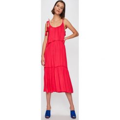 Pepe Jeans - Sukienka Larisa. Czerwone sukienki damskie Pepe Jeans, na co dzień, s, bez wzorów, z poliesteru, casualowe, z okrągłym kołnierzem, bez rękawów, midi, proste. Za 359,90 zł.