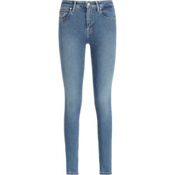 Jeansy Slim Fit TOMMY HILFIGER WW0WW25115. Niebieskie jeansy damskie TOMMY HILFIGER, bez wzorów, z elastanu. W wyprzedaży za 319,00 zł.