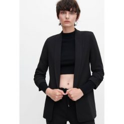 Dzianinowy blezer -. Bolerka i narzutki damskie Reserved, bez wzorów, z dzianiny, bez rękawów. Za 139,99 zł.