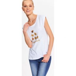 T-shirt damski świąteczny z nadrukiem. Białe t-shirty damskie Top Secret, z nadrukiem, wizytowe, bez kołnierzyka. W wyprzedaży za 9,99 zł.