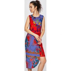 Desigual - Sukienka. Czerwone sukienki damskie Desigual, na co dzień, bez wzorów, z poliesteru, casualowe, z okrągłym kołnierzem, bez rękawów, mini, asymetryczne. W wyprzedaży za 219,90 zł.