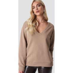 NA-KD Basic Bluza basic z dekoltem V - Brown,Beige. Brązowe bluzy damskie NA-KD Basic. Za 100,95 zł.