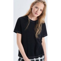 Koszulka oversize z kontrastowym obszyciem - Czarny. Czarne koszulki damskie Cropp, s, bez wzorów, z kontrastowym kołnierzykiem, bez rękawów. Za 39,99 zł.
