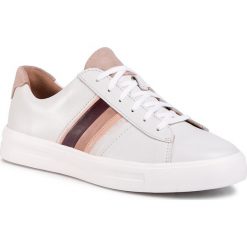 Sneakersy CLARKS - Un Maui Band 261505284 White Leather. Brązowe półbuty damskie Clarks, ze skóry. Za 429,00 zł.