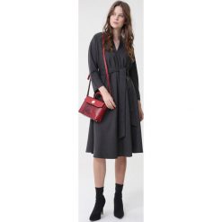 Czarna Sukienka Keep A Diary. Czarne sukienki damskie Born2be, s, w paski, bez kołnierzyka, z długim rękawem, długie, midi, rozkloszowane. Za 119,99 zł.