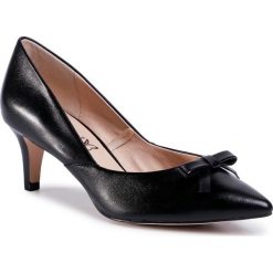 Szpilki CAPRICE - 9-22407-24 Black Nappa 022. Czarne półbuty damskie Caprice, z aplikacjami, ze skóry, eleganckie, bez obcasa, na obcasie, bez zapięcia. W wyprzedaży za 219,00 zł.