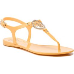 Sandały GUESS - Jacode FL6JAC RUB21 YELLO. Żółte klapki damskie Guess, z aplikacjami, z tworzywa sztucznego, bez obcasa, na obcasie. Za 319,00 zł.