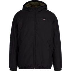 Kurtka przejściowa Tommy Jeans Essential Hooded DM0DM06486. Czarne kurtki męskie Tommy Jeans, s, bez wzorów, z jeansu, bez kaptura. W wyprzedaży za 479,00 zł.