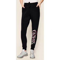 Spodnie dresowe Guess Kassy W94B87 K7UW0. Czarne spodnie damskie Guess, m, z dresówki. W wyprzedaży za 239,00 zł.