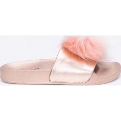 Steve Madden - Klapki. Różowe klapki damskie Steve Madden, bez wzorów, z materiału, bez obcasa. W wyprzedaży za 89,90 zł.