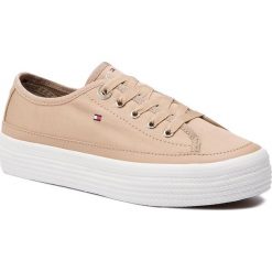 Tenisówki TOMMY HILFIGER - Corporate Flatform Sneaker FW0FW02456 Desert Sand 932. Brązowe półbuty damskie TOMMY HILFIGER, bez wzorów, z gumy, bez zapięcia. Za 359,00 zł.