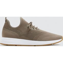 Miesjkie buty sportowe w stylu skarpety. Brązowe halówki męskie marki Pull&Bear. Za 89,90 zł.