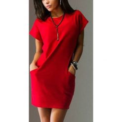 Sukienka TRAVINA RED. Czerwone sukienki damskie IVET, na co dzień, bez wzorów, eleganckie, bez kołnierzyka, bez rękawów, sportowe. W wyprzedaży za 79,00 zł.