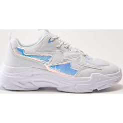 Sportowe buty z holograficznymi wstawkami - Biały. Białe buty sportowe damskie marki House. Za 159,99 zł.