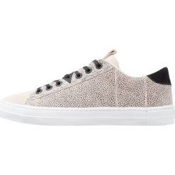 HUB HOOK Sneakersy niskie vista/white. Pomarańczowe trampki i tenisówki damskie marki HUB, bez wzorów, z weluru, bez zapięcia. Za 419,00 zł.