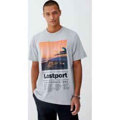 Koszulka ze zdjęciem z surfingowym motywem. Szare koszulki męskie Pull&Bear, m, bez wzorów, bez kołnierzyka, z krótkim rękawem, krótkie. Za 49,90 zł.
