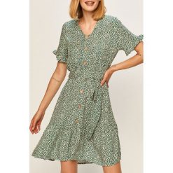 Answear - Sukienka Answear Lab. Zielone sukienki damskie ANSWEAR, na co dzień, s, w kwiaty, z wiskozy, casualowe, bez kołnierzyka, z krótkim rękawem, krótkie, mini, rozkloszowane. W wyprzedaży za 99,90 zł.
