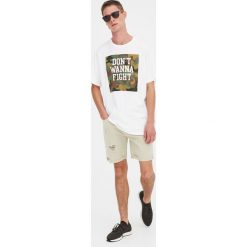 Koszulka „Don’t Wanna Fight” z nadrukiem moro. Czarne koszulki męskie Pull&Bear, m, z nadrukiem, bez kołnierzyka, z krótkim rękawem, krótkie. Za 34,90 zł.