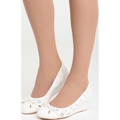 Białe Koturny Tantalizing. Białe czółenka damskie marki Born2be, z okrągłym noskiem, na koturnie. Za 69,99 zł.