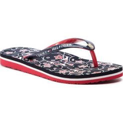 Japonki TOMMY HILFIGER - Flat Beach Sandal Mascotte Print FW0FW03879 Rwb 020. Niebieskie klapki damskie TOMMY HILFIGER, z aplikacjami, z tworzywa sztucznego, bez obcasa. W wyprzedaży za 119,00 zł.