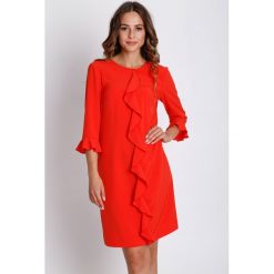 Czerwona sukienka z rękawem 3/4 BIALCON. Czerwone sukienki damskie BIALCON, na imprezę, bez wzorów, eleganckie, z falbankami, bez rękawów, kopertowe. W wyprzedaży za 140,00 zł.