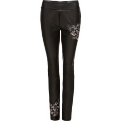 Legginsy z haftem bonprix czarny. Czarne legginsy skórzane bonprix, z haftami. Za 129,99 zł.