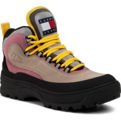 Trapery TOMMY JEANS - Heritage Wmn Expedition Boot EN0EN00632 Cobblestone 068. Brązowe trapery damskie Tommy Jeans, z jeansu, bez obcasa, bez zapięcia. W wyprzedaży za 519,00 zł.