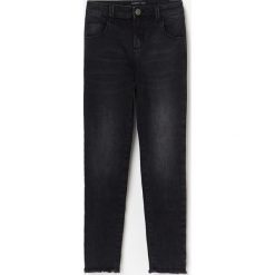Spodnie z postrzępionymi brzegami nogawek slim fit - Czarny. Czarne spodnie damskie Reserved, bez wzorów, z jeansu. W wyprzedaży za 45,99 zł.