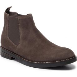 Sztyblety CLARKS - Pulson Up 261448927 Taupe Suede. Pomarańczowe sztyblety męskie Clarks, z zamszu, bez zapięcia. W wyprzedaży za 299,00 zł.