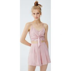 Rozszerzane spodenki z zakładkami. Różowe szorty damskie marki Pull&Bear, bez wzorów. Za 49,90 zł.
