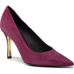 Szpilki FURLA - Eva 1037426 S YC17 C10 Ribes g. Czerwone półbuty damskie Furla, bez wzorów, z zamszu, bez obcasa, na obcasie, bez zapięcia. Za 899,00 zł.