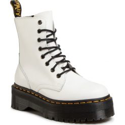 Glany DR. MARTENS - Jadon 15265100 White. Białe glany damskie Dr. Martens, ze skóry, klasyczne, bez obcasa, bez zapięcia. Za 879,00 zł.
