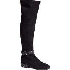 Muszkieterki GUESS - Agetha2 FL8AG2 ESU11 BLACK. Czarne kozaki damskie Guess, ze skóry, przed kolano, na wysokim obcasie, bez zapięcia. W wyprzedaży za 729,00 zł.
