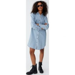 Szmizjerka w paski. Niebieskie koszule damskie Pull&Bear, w paski, z jeansu, bez kołnierzyka, bez rękawów, szmizjerki. Za 89,90 zł.