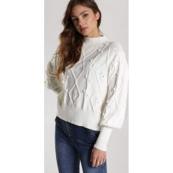 Biały Sweter Thesise. Białe swetry damskie Renee, s, bez wzorów, casualowe, bez rękawów, bez kaptura. Za 149,99 zł.