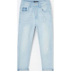 Jeansy carrot fit z przetarciami - Niebieski. Niebieskie jeansy męskie Reserved, bez wzorów. Za 79,99 zł.