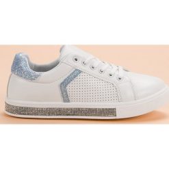 Ideal Shoes białe Buty Sportowe Z Cyrkoniami. Białe buty sportowe damskie Ideal Shoes, z aplikacjami, ze skóry ekologicznej, sportowe, trekkingowe. Za 79,00 zł.