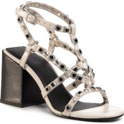 Sandały BRONX - 84837-A Off White 05. Białe klapki damskie Bronx, bez wzorów, ze skóry, bez obcasa. W wyprzedaży za 449,00 zł.