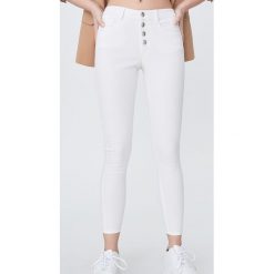 Spodnie skinny - Biały. Białe spodnie damskie Sinsay, bez wzorów. W wyprzedaży za 29,99 zł.
