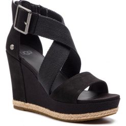 Espadryle UGG - W Calla 1099708 W/Blk. Czarne espadryle damskie Ugg, bez wzorów, ze skóry ekologicznej, bez obcasa, na obcasie. W wyprzedaży za 389,00 zł.