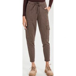 Spodnie jogger w drobną kratkę - Brązowy. Pomarańczowe spodnie damskie Cropp, s. Za 89,99 zł.