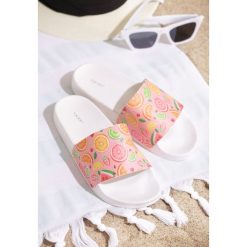 Różowe Klapki Tutti Frutti. Różowe klapki damskie Born2be, w paski, bez obcasa. Za 19,99 zł.