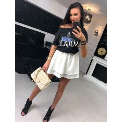 T-Shirt ,,VOGUE’’ czarny. Czarne bluzki damskie Divinostyle, na co dzień, s, bez wzorów, z bawełny, bez kołnierzyka, bez rękawów. Za 79,00 zł.