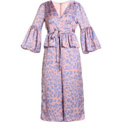 Kombinezony damskie: Lost Ink Petite LEOPARD PRINT Kombinezon pink