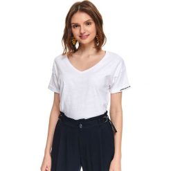 T-shirt z dekoltem w serek. Białe t-shirty damskie Top Secret, z aplikacjami, z bawełny, z dekoltem w serek. W wyprzedaży za 29,99 zł.