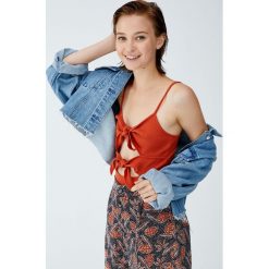 Body z węzłami z przodu. Szare koszulki damskie Pull&Bear, bez wzorów, bez kołnierzyka, bez rękawów. Za 48,90 zł.